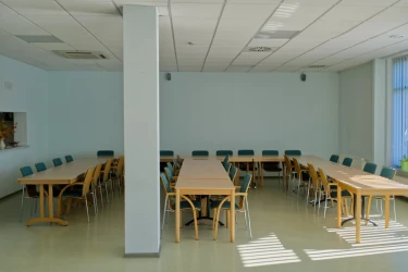 Begegnungsstätte Tische Weitaufnahme