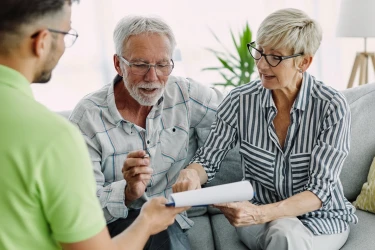 Ein Mitarbeiter des Pflegezentrums Schkeuditz berät zu Pflegeleistungen